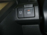 電動パーキングブレーキは、従来のサイドブレーキの代わりに、モーターを使用して指先操作で後輪のブレーキをかける電動の駐停車用装置。シフトのP連動やアクセル発進での自動解除により操作ミスを軽減してくれます