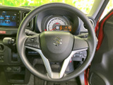 手元に複数のスイッチが配置され、運転姿勢を保ちながら各種操作にアクセスしやすい構成です。メーターや画面と合わせて視認しやすく、日常の運転を便利にサポートします。