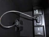 12V電源ソケットを設置しております。周辺機器の充電にご利用頂けます。便利なUSBジャックも付いています。