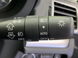 左右のメーターと中央の表示部に、走行に必要な情報がまとまっています。運転席から確認しやすい配置で、車両の状況を把握しながら落ち着いて運転いただけます。
