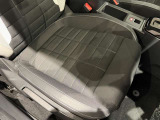 明るいカラーを取り入れた、シトロエンらしいモダンなシートデザイン。身体を包み込むような形状で、デザイン性だけでなく快適な座り心地にもこだわっています。