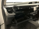 何かと便利なグローブボックス。メンテナンスノートや車検証、ちょっとしたメモと筆記用具等を入れておくとあればもしもの時にも便利ですね。