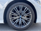 BMWならではの卓越した走りを支えるホイールと足回りです!日本車の走りに慣れている方にもぜひ体感して頂きたいほど、高いレベルでまとまっています!純正19インチアルミホイール。