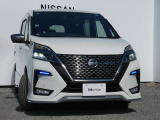 アダプティブLEDヘッドライト。フロントカメラで前方の状況を検知し対向車や先行車に眩しい思いをさせることなく必要なところだけを遠くまで照射します。
