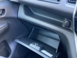 グローブボックスです!上下にスペースがあり、車検証や小物を収納可能です