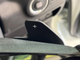 【パドルシフト】ハンドルから手を離さずに素早くシフトアップ&ダウンができるので、エンジンブレーキを使う下り坂や高速道路の合流で加速したい場面で役立ちます。