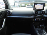 安全で快適な運転をサポートするアウディバーチャルコックピット。多機能でありながら優れた操作性で、シンプルで美しいインテリアデザインに溶け込んでいます。
