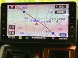 道路や周辺施設が地図上に表示され、現在地や進む方向を確認しやすい画面です。案内設定にもアクセスでき、初めての場所へ向かう際も目的地までのルートを把握するのに役立ちます。