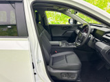 ゆとりを感じる運転席まわりで、前方や左右の視界を確認しやすい印象です。シートは身体を預けやすい形状で、清潔感のある落ち着いた室内です。