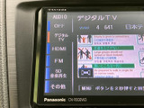 画面上で音源の選択肢を確認でき、デジタルTVやFM、SD音楽再生などの表示が並びます。お好みのメニューを選びやすく、停車中の操作にも役立つ装備です。