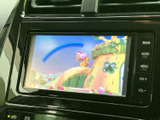 色鮮やかな映像が画面いっぱいに表示され、停車中の休憩時間などにテレビ視聴を楽しめます。手元の画面で映像を確認でき、くつろぎのひとときを彩ります。