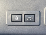 【ハンズフリーパワーバックドア】リアバンパー下部に足先を出し入れするだけでバックドアが自動で開閉♪両手が荷物でふさがっている時でもラクラク開閉操作が行えます!