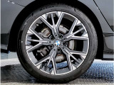 【BMWアロイホイル】軽量かつ強度に拘ったアロイホイル。走行性能ポテンシャルを引き出す設計。車の足元を引き締めてくれる大きなポイントはアロイホイルです。