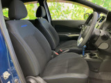 前席はホールド感のある形状で、運転席と助手席それぞれにヘッドレストを備えています。落ち着いた色合いのシートと広めの窓により、車内でゆったり過ごせる空間です。