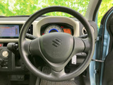 握る部分が大きく取られた円形のステアリングで、前方を見ながら運転操作を行いやすい配置です。中央にはホーンがあり、メーター類も視界に収まります。