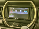 FM・AMやBluetooth Audio、テレビなど、画面上で音源を選べる構成です。複数のメディアに切り替えられるため、普段の移動時間や休憩中の過ごし方に合わせて活用できます。