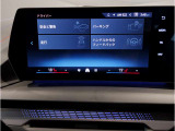 【ⅰドライブナビゲーション】文字情報も鮮明に表示する高解像度カラーディスプレイを採用。視認性に優れた地図デザインと特徴的な建造物を目印にした描写表示で現在位置を把握できます。地図データの更新も可能です