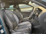 ●前席:ゆったりとしたドライバースペースで、長時間の運転でも快適にお過ごしいただけます。