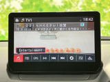 テレビ番組情報とエンターテインメントの操作項目が画面に並び、音楽や番組を選ぶ際に内容を確認しやすい表示です。各種メニューもまとまっており、車内での移動時間を過ごす際に便利です。
