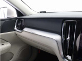 ダッシュボードには、V60 Momentumの躍動感あふれるキャラクターにマッチするアイアンオレ・アルミニウム・パネルを装備しています。