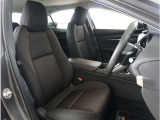 【清潔感のある運転席&助手席】隅々までクリーニングの行き届いた運転席&助手席。目立ったシミや汚れ等もございません。快適なドライブをどうぞ。