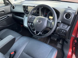 運転席まわりはメーターや各種スイッチを見渡しやすく、前方の視界も広く感じられます。座面には立体感のある表情があり、落ち着いた色合いとともに運転に集中しやすい空間です。