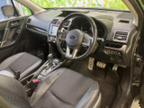 運転席まわりは前方を見渡しやすい視界が広がり、シートや足元も落ち着いた色調でまとまっています。操作部が手の届きやすい位置に配され、日々の乗り降りも快適です。