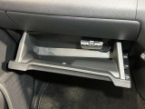 【グローブボックス】容器がせり出してくるバケットタイプ!一目で中身を把握でき、取り出しやすさにも優れます!