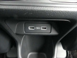 後席用のUSBチャージャーも装備されています。