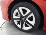 かっこいいホイールですね。 車のイメージを大きく左右するホイール部分はコダワリを持ちたいですね。