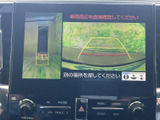 車両周辺の映像とガイド線を画面で確認でき、駐車時に周囲との距離感をつかむ目安になります。俯瞰表示も備わり、後方だけでなく車両まわりを確認しながら、落ち着いて駐車操作を行えます。