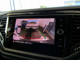 《バックカメラ搭載》 駐車時などにディスプレイで確認できます。