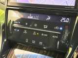 【オートエアコン】一度お好みの温度に設定すれば、車内の温度を検知し風量や温度を自動で調整。暑い&hellip;寒い&hellip;と何度もスイッチ操作をする必要はありません。快適な車内空間には必須の機能ですね♪