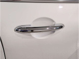 MINIはドアが分厚いです。衝突によりドアがつぶれてしまった場合にも外からいち早くドアを開けれるよう考えられています。数十秒の救出の遅れが命につながりかねない場合、こういった配慮が重要なポイントです。