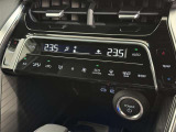 左右独立温度コントロールフルオートエアコンです。運転席、助手席それぞれで独立して温度設定ができます。冷え性の方が乗っても安心ですね♪