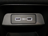 センターコンソールの後ろ側にはUSBチャージャーを配置。後部座席の人も手軽に充電できます。