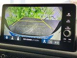 車両後方の映像にガイド線が表示され、駐車時に周囲の位置関係を画面で確認できます。車庫入れや縦列駐車など、後退時の安全確認をサポートする装備です。