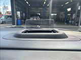 運転に役立つ情報を、前方の視線の先に焦点を合わせやすいように表示してくれるヘッドアップディスプレイ