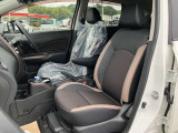 メダリストグレード専用シート生地、運転席シートにはアームレストがございます。