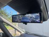 【インテリジェントスマートルームミラー】です。車両後方のカメラ映像がミラー(液晶画面)に写るので、後席の人や荷物が写りこみません。夜間や悪天候でも視界が良好です♪