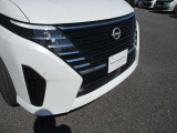 『LEDヘッドライト』通常のハロゲンライトに対して発光部分の発熱を抑えることで省電力につながる技術です。デザイン性も自由度が高いため、今後クルマのヘッドライトはLEDが主流になります☆