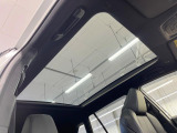 【パノラマルーフ】大型のガラスルーフ搭載で車内の解放感が一気にアップ!開放的なドライブをお楽しみいただけます。