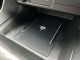 置くだけで充電可能なワイヤレス充電器付きです!