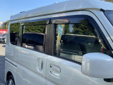 プラスチックバイザーで雨の日も車内換気で気分良くドライブ出来ます