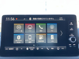 FMやBluetooth Audio、USBなど複数の選択肢が画面上にまとまり、使いたい音源を選びやすい構成です。アプリや電話の項目も並び、日常のメディア操作を確認しながら行えます。