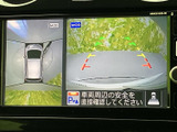 後方の映像に加えて車両周辺を上から見た表示も確認でき、駐車時の安全確認をサポートします。画面上の目安線も見ながら、周囲に注意を払ってゆっくり操作いただけます。