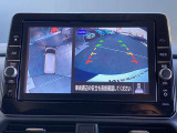 アラウンドビューモニターは4方のカメラで真上から車を見たようにモニターで確認ができる日産の自慢の装備です。是非実際の車で体感してみてください。