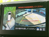 車両周辺の映像と俯瞰表示を画面で確認でき、駐車時や狭い場所での切り返しをサポートします。ガイド線も表示されるため、周囲との位置関係を把握しながら落ち着いて操作できます。