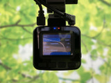 小型画面に設定項目が表示され、録画機器の状態を確認しやすい仕様です。停車時に表示内容を確認でき、ボタンも画面の下にまとまっているため、設定の確認や変更を行う際に便利です。