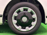 キュートな2トーンカラードフルホイールキャップ 安心のフロントベンチレーティドディスクブレーキ。